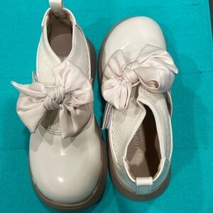 Dressing Shoes little girl Size 32 EUR (size 1 USA)